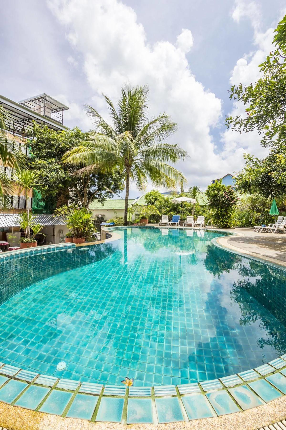 Baan Lukkan Patong Resort Phuket Екстериор снимка